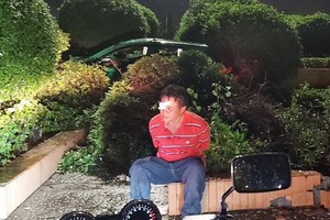 被抓獲的劫匪胡輝武。（圖源：警方提供）