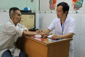 華人醫師林計同為榮軍烈士家屬把脈。