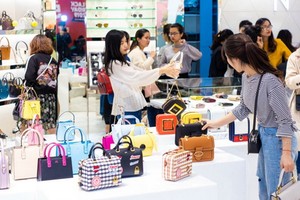 消費者在“熱鬧紅色購物盛會”選購物品。（圖源：B.C）