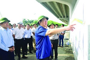 河內市委書記王廷惠（前右）親往視察首都環市三路拓寬投資項目。（圖源：曰成）