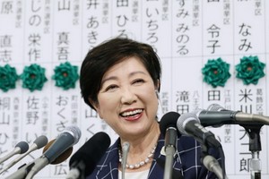 日本東京都知事小池百合子 2020年7月2日出席她創辦的希望之黨為她所舉行的競選活動。（圖源：路透社）