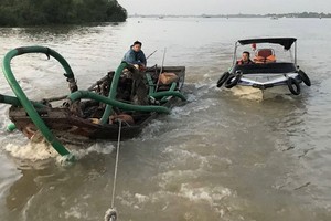 圖為被職能力量扣押的一艘非法採沙船。（圖源：天王）