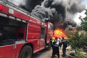 消防隊員們在火警現場展開滅火行動。（圖源：段俊）
