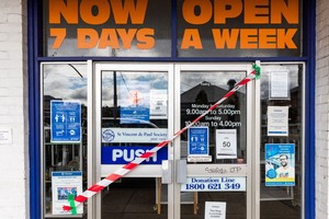墨爾本一間商店停業拿膠帶把門前封起來。（圖源：Getty Images）