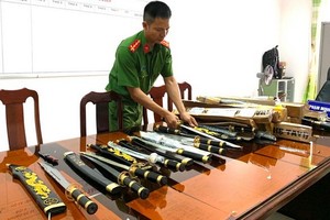 被查獲扣留的刀械。（圖源：NN）