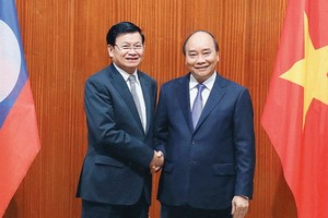 阮春福總理（右）會見老撾總理西蘇里。（圖源：越通社）