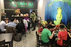 食客在該餐廳用餐。