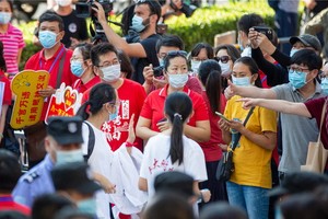 陪考家長給考生加油鼓勁。（圖源：互聯網）