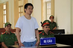 被告人阮國德旺在法庭上回答審判員問案。（圖源：越通社）