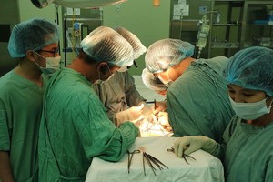 醫護團隊進行自體腎臟移植手術。