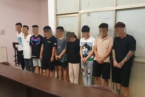 被公安扣留的 9 名男女青年吸毒團夥。（圖源：志石）