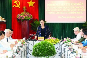 國會主席阮氏金銀（中）在會上發表講話。（圖源：越通社）