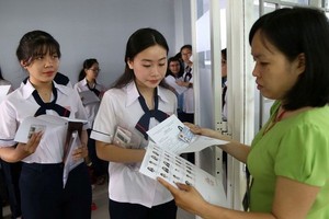 監考老師核對入場考生的身分證件。（圖源：PLO）