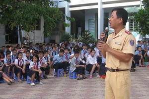 第九郡公安向華閭初中學生宣傳《陸路交通法》。