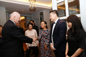 科斯格羅夫大將與論壇各成員交流。（圖源：AVYLD）