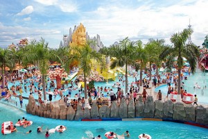 大量遊客在仙泉旅遊區遊玩。（圖源：秋莊）