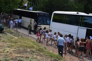 隨著準備工作就緒和新冠肺炎疫情趨緩，歐盟加速其安置希臘未成年難民計劃，擬本月安置200餘名兒童。（圖源：AP）