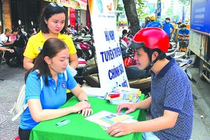 職能力量給市民指引參保手續。