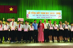 穗城會館理事長盧耀南向優秀生頒發獎學金。