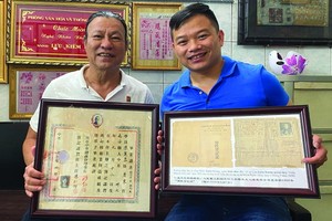 麒麟(右)代表接受劉劍昌師傅捐贈華人文物。