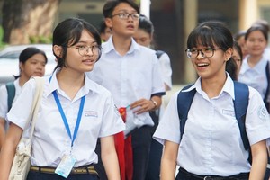 應考生進入考場。（圖源：孟松）