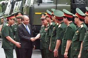 政府總理阮春福探望並與軍隊後勤幹部握手致意。（圖源：仲海）