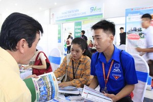 年輕求職者在招聘會上尋求工作機會。（圖源：功趙）