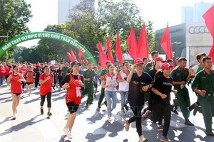 “為全民健康”奧林匹克跑步活動出發時的氣氛充滿活力。（圖源：越通社）