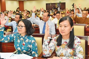 與會代表舉手表決通過本市若干重要問題各項《決議》。（圖源：孟和）