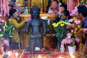 約200人赴富新鄉福順村四面寺上香祭拜一尊黑石塑像。（圖源：忠孝）