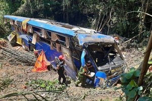 客車墜崖現場。（圖源：重陽）