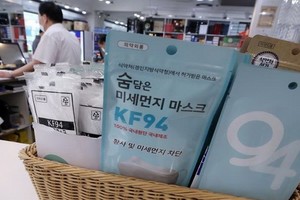 7月8日，首爾一家藥房出售的KF94醫用口罩。（圖源：韓聯社）