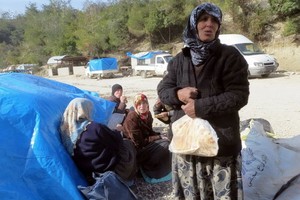 聯合國安理會11日通過提案，重啟對敘利亞的跨境人道援助。圖為紮居於「和平門」附近、苦苦等待進入土耳其尋求庇護的敘國難民。（圖源：AP）