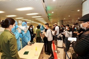 圖為入境人士辦理健康申報手續。（示意圖源：安平）