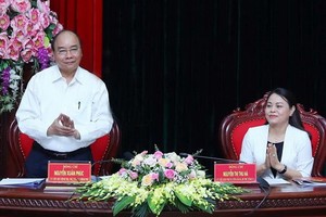 政府總理阮春福（左）出席會議並發表指導意見。（圖源：統一）