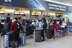 從英國撤回的我國公民在 Heathrow 機場辦理行李托運手續。（圖源：越通社）