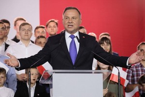 現任總統杜達在12日舉行的波總統選舉第二輪投票中獲勝，連任總統。（圖源：EPA）