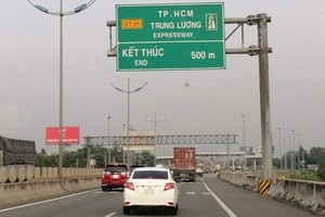 本市-忠良高速公路的高速公路終點標誌。