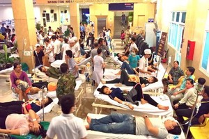 食品中毒的工人們在川亞全科醫院接受治療。