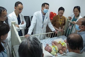 手術醫護隊伍經過多次會診後決定今(15)日為這兩名罕見腹部盆骨連體女嬰進行分離手術。（圖源：院方提供）