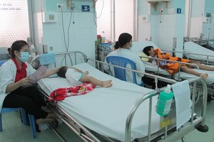 圖為家長在醫院照顧登革熱病童。（圖源：丹芳）