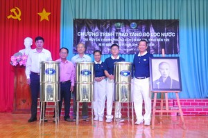 台灣佛教慈濟慈善基金會越南聯絡處向當地貧困同胞贈送3000部不銹鋼濾水器。