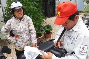 電力人員正記錄某民居區的個戶用電量。（圖源：陶莊）