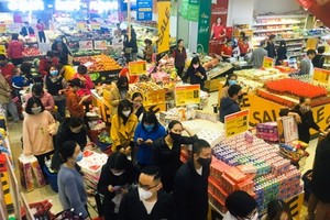 消費者在超市選購商品。（示意圖源：范強）  