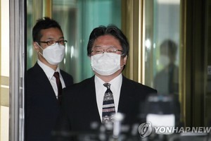 7月14日，日本駐韓大使館總括公使相馬弘尚抵達韓國外交部大樓。（圖源：韓聯社）