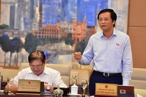 國會秘書長阮幸福（右）在會議上發言。（圖源：明秀）