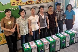 第五郡第十一坊婦女會贈送分類垃圾桶 給居民。