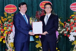政府副總理武德膽（右）向衛生部代部長阮清隆分別頒授該部代部長和該部黨幹事處書記職務的《決定》。（圖源：衛生部）