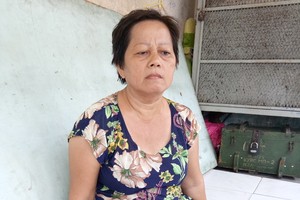 公寓樓梯口成為鄭氏乖的「家」。