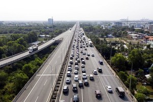 本市-隆城-油曳高速公路逢週末或假期間經常發生交通擁塞現象。（圖源：英明）